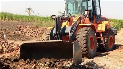 حملة لإزالة التعديات على الأراضي الزراعية بمدينة أرمنت غرب الأقصر