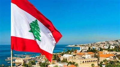 اللبنانيون يتزاحمون على متاجر الأغذية لتخزين احتياجاتهم 