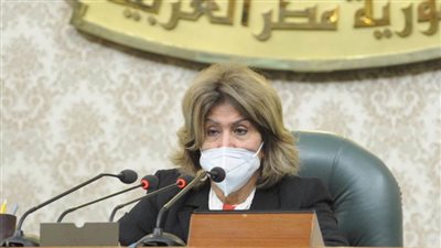 أياد ناعمة على منصة برلمان مصر 