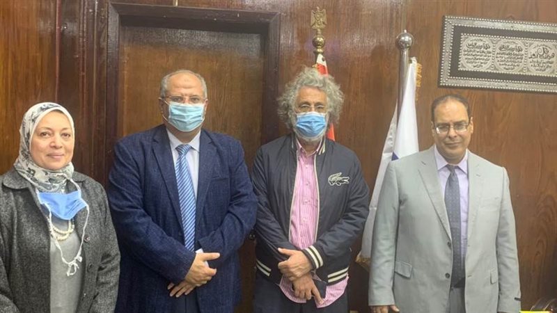 نقيب الأطباء مع مسئولي