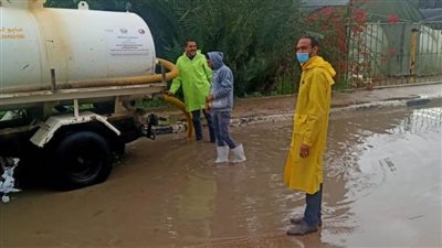 انتشار معدات الوحدات المحلية لكسح مياه الأمطار المتراكمة بالبحيرة