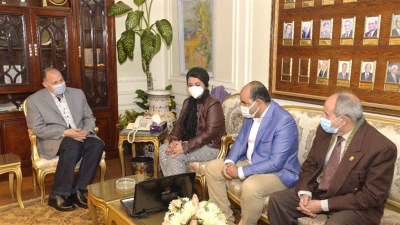 محافظ أسيوط يناقش