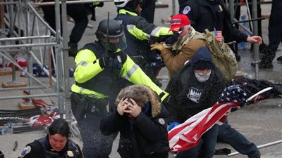 أعضاء بالكونجرس الأمريكي يشترون السترات الواقية من الرصاص تحسبا للطوارئ