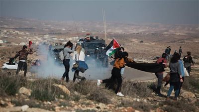 إصابة عشرات الفلسطينيين بقنابل الغاز واعتقال مسن خلال قمع الاحتلال مسيرة جنوب الخليل