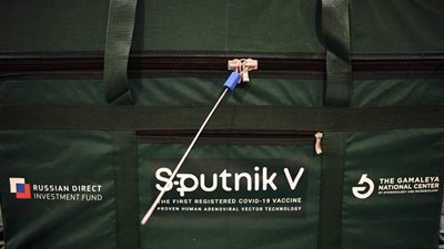 رئيس غينيا يتلقى اللقاح الروسي المضاد لفيروس كورونا