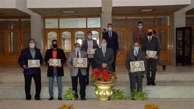 محافظ أسيوط يكرم وكيل وزارة التموين بالمحافظة وبعض العاملين بالمديرية تقديرًا لجهودهم