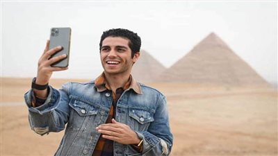 بطل علاء الدين يسجل زيارته للهرم