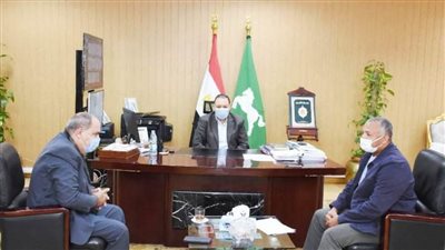 محافظ الشرقية يناقش المشاكل التي يعاني منها مستثمرو المحافظة  