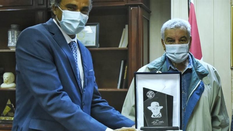 خلال تسليم الجائزة