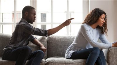 5 علامات تؤكد أن شريكتك تفشي أسرار حياتك الزوجية