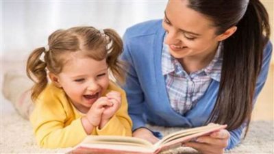 خبيرة تربوية: استغلي الإجازة في تحسين مهارات طفلك اللغوية