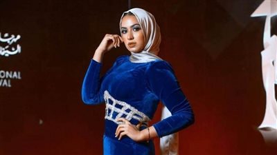 القطيفة يتربع على عرش الموضة في شتاء 2021.. اعرفي كيفية ارتدائه