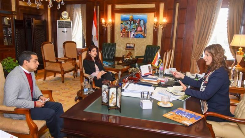 وزيرة الهجرة خلال