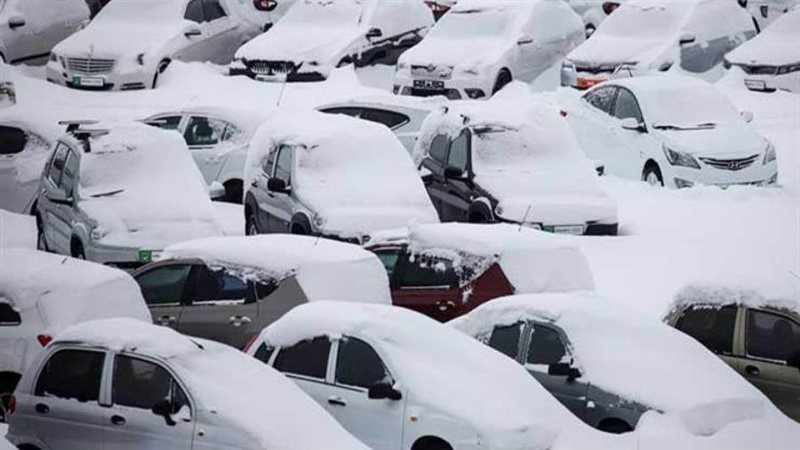 تنظيف بيوتهم من الثلوج