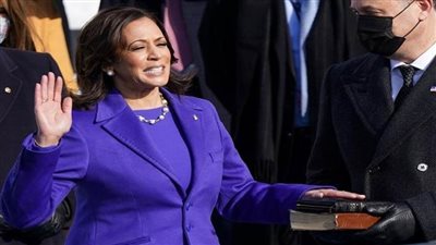 كامالا هاريس تؤدي اليمين الدستورية كنائبة للرئيس الأمريكي 