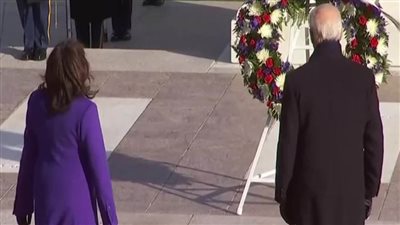 بايدن يضع إكليلًا من الزهور على قبر الجندي المجهول