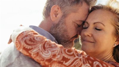 في يوم العناق العالمي.. 6 أنواع من الحضن تكشف علاقتك بشريكك