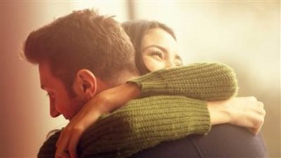 في يوم الحضن العالمي.. 10 فوائد للعناق على صحة المرأة