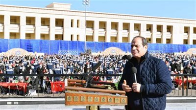 الرئيس السيسي في لقاءات ودية مع طلاب وطالبات أكاديمية الشرطة (صور)