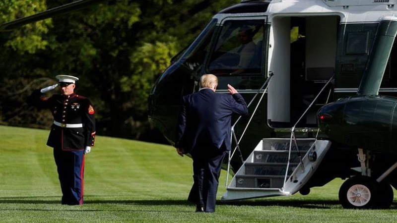 ترامب وقرينته يغادران