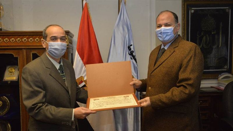 محافظ أسيوط يكرم