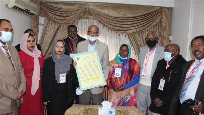 السفير السوداني يتسلم