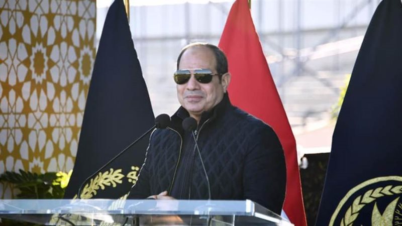 الرئيس السيسى يقوم