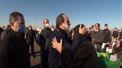 الرئيس السيسي يقبل رأس والدة طالب بالشرطة.. والسيدة: 
