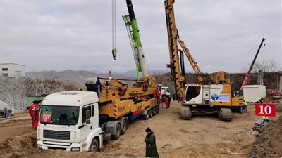 فرق الإنقاذ الصينية تنتشل عاملا من تحت الأرض 