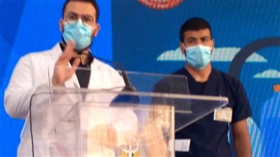 حصول أول طبيب بمستشفى طوارئ أبوخليفة على جرعة لقاح فيروس كورونا