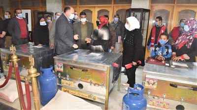  محافظ أسيوط يواصل توزيع مشروعات إنتاج الدخل للمرأة المعيلة 