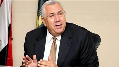 وزير الزراعة أمام 