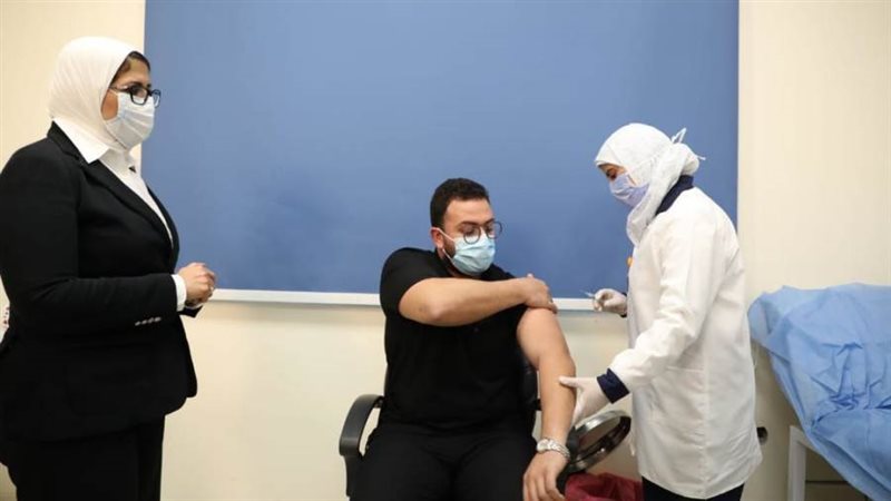 أول طبيب يتم حقنه