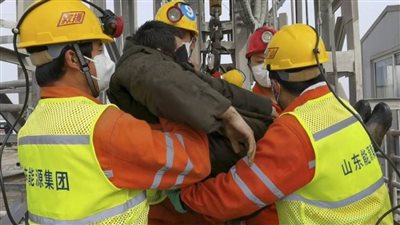 تفاصيل احتجاز ٢١ عاملا بين صخور المنجم ١٤يوما 