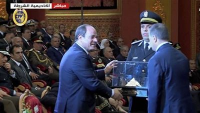 وزير الداخلية يقدم هدية تذكارية للرئيس السيسي خلال الاحتفال بعيد الشرطة