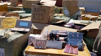 أجهزة الأمن تحبط تهريب 27 ألف عبوة مستحضرات تجميل