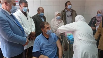 عاجل.. منح أولى جرعات لقاح فيروس كورونا للأطقم الطبية بمستشفى تمى الأمديد.. (صور)