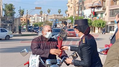  رجال الشرطة يوزعون الورود والحلوى علي مواطني كفر الشيخ