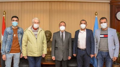 ثمانيني يوناني يهدي محافظ الإسكندرية كنزا أثريا.. إليك التفاصيل