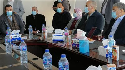 وزيرا الري والزراعة يزوران مصنع للسكر بالظهير الصحراوى بملوي