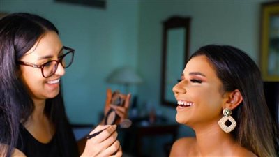 للحصول على إطلالة مميزة.. تعرفي على موضة ألوان الماكياج لشتاء 2021