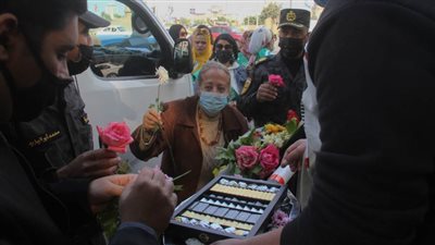 بالصور.. سيدات الوفد يقدمن الورود لرجال الشرطة