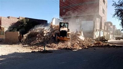 إزالة عقار آيل للسقوط بمدينة الخارجة