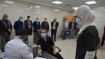 محافظ المنيا يشهد بدء تطعيم الأطقم الطبية بلقاح فيروس كورونا بمستشفى عزل ملوى