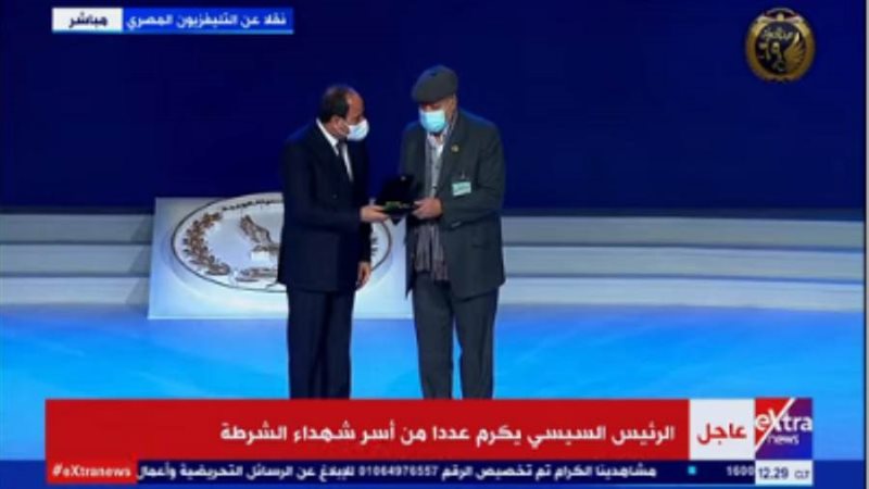 الرئيس السيسي يكرم