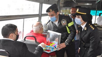 الشرطة تحتفل مع المواطنين بعيدها الـ69