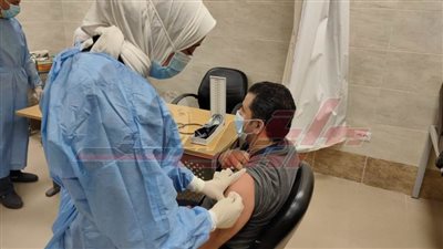 حقن 54 من الأطقم الطبية بلقاح 