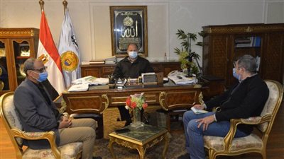 محافظ أسيوط يلتقي رئيس قطاع مصانع أسيوط للأسمدة للاطمئنان على سير العمل