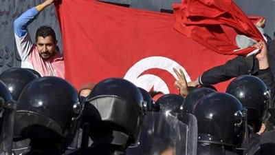 البرلمان التونسي يوافق على تعديل وزاري وسط تصاعد الاحتجاجات