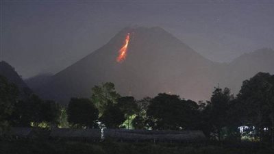 حمم بركانية تطلق على ارتفاع ١٥٠٠ متر في ثوران بركاني جديد